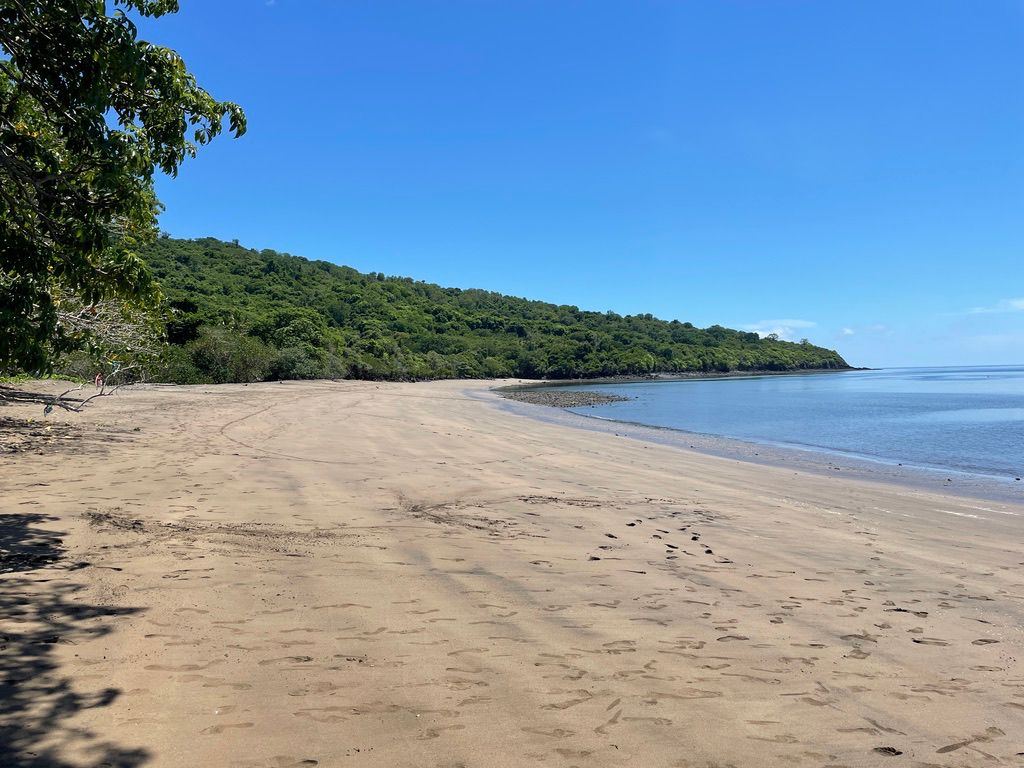 Arrivée discrète sur la plage de Mtsamoudou