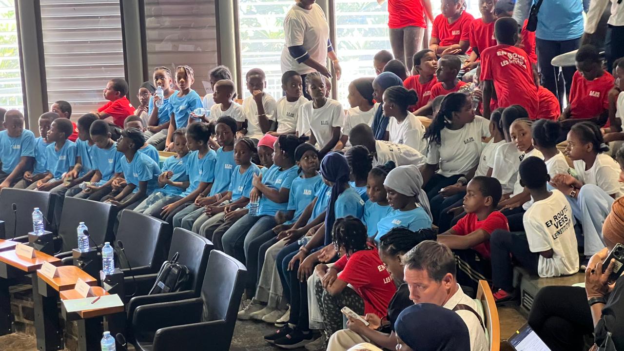 Les élèves de Boueni chantent la Marseillaise dans l’Hémicycle (à la fin, vidéo)