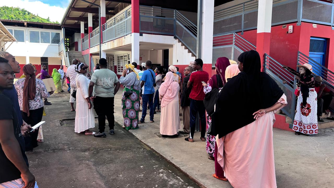 Participation en baisse à midi aux municipales