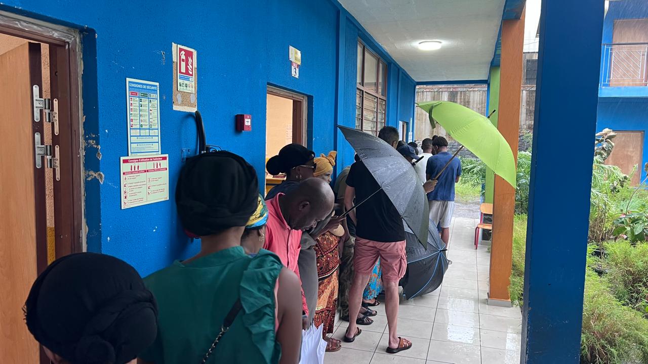 Participation en baisse à midi pour le second tour par rapport à 2020