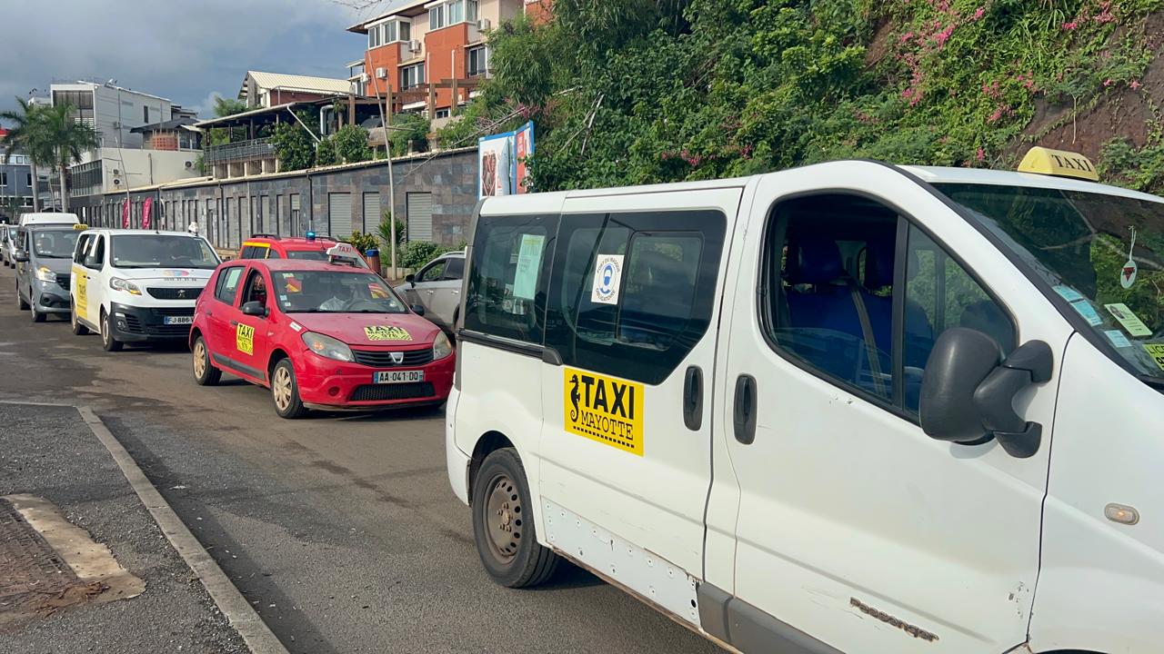 La grève des chauffeurs de taxi s’intensifie avec d’importants embouteillages en direction de Mamoudzou