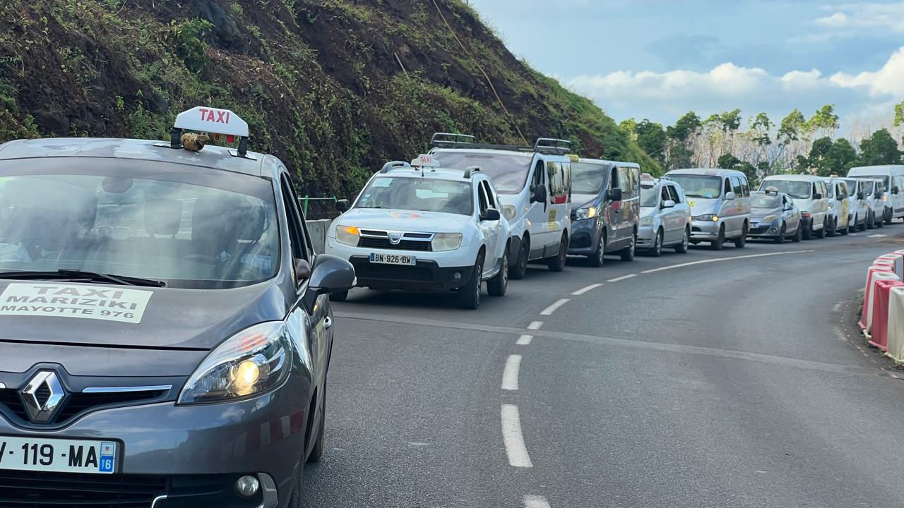 Les chauffeurs de taxi maintiennent la pression