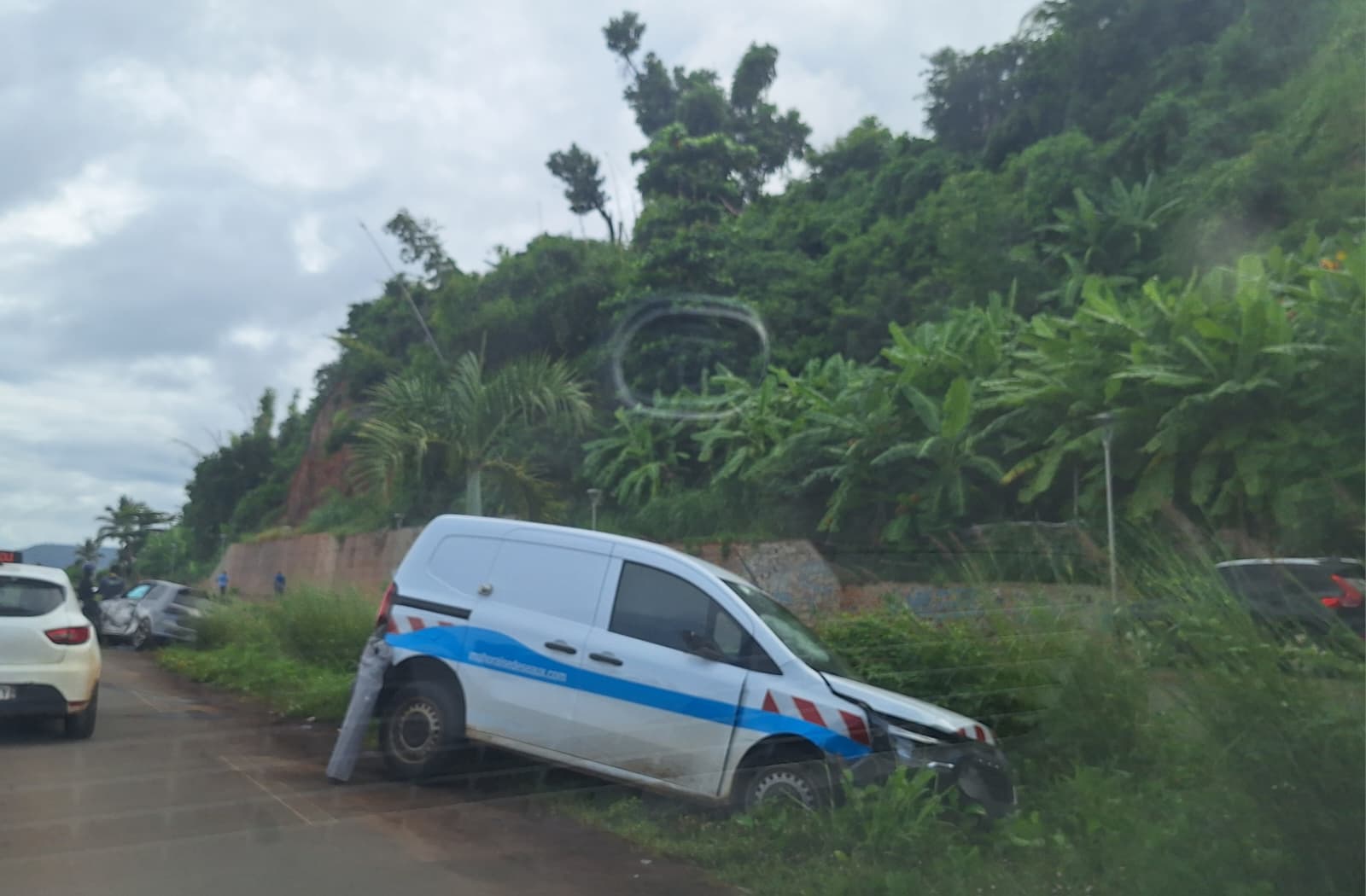 Accident de voiture et gros bouchon à Passamainty