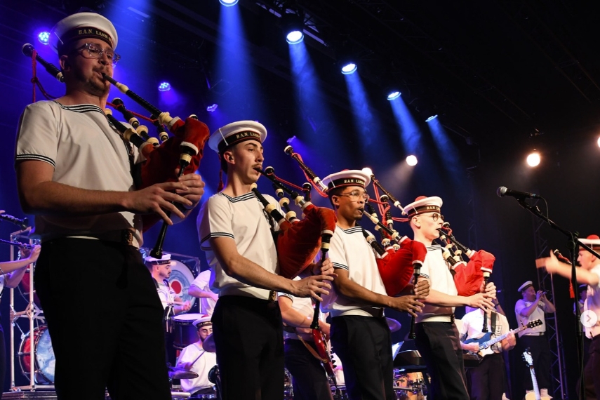 Le Bagad de Lann-Bihoué en démonstration lors du passage du Dixmude à Mayotte