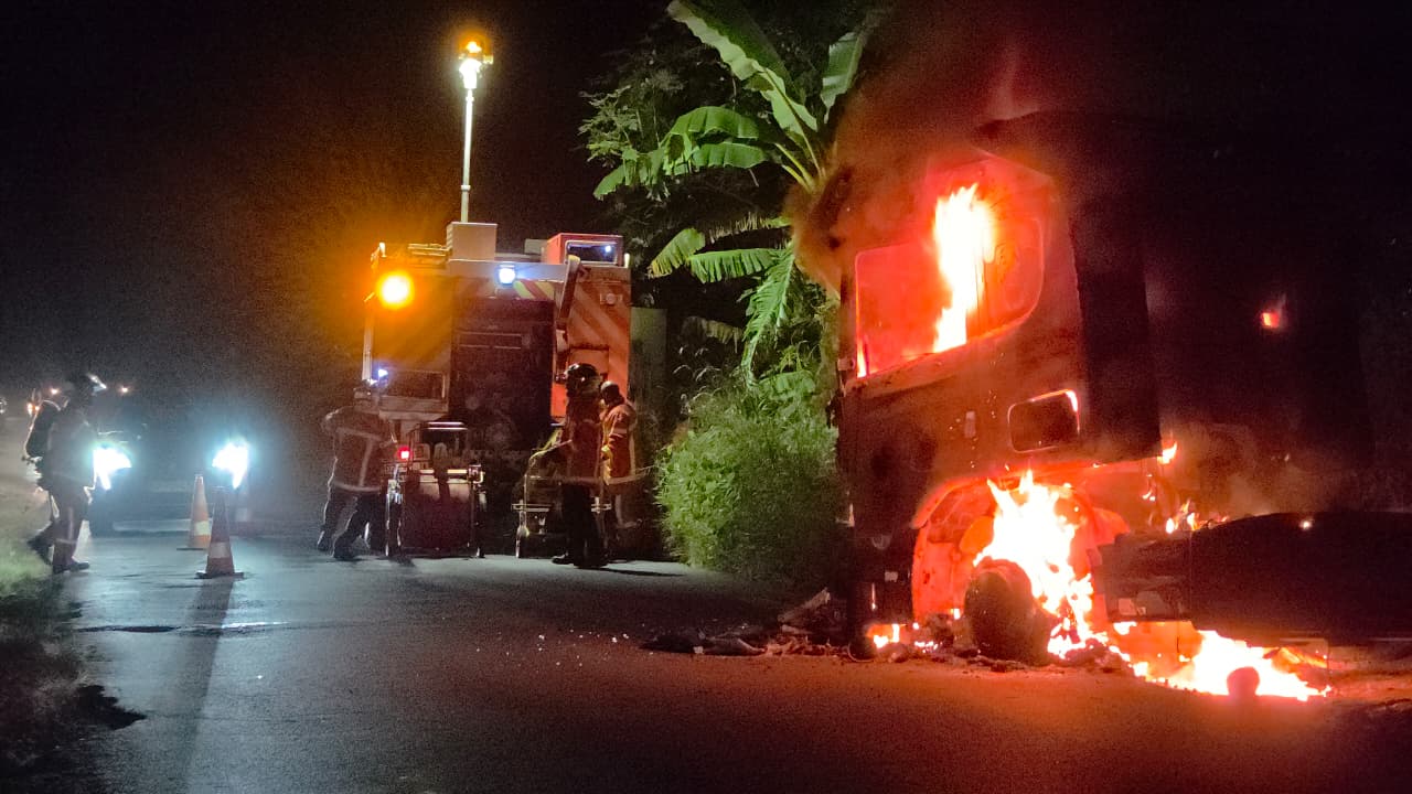 Un impressionnant incendie de semi-remorque en début de soirée entre Poroani et Sada (video)