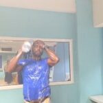 Un habitant se douche dans les locaux de la...