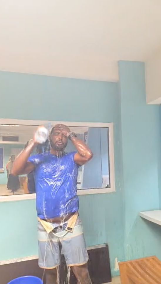 Un habitant se douche dans les locaux de la SMAE