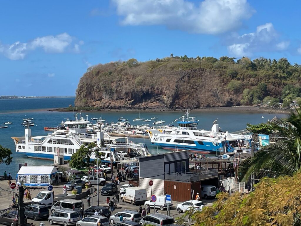 Guichet de la gare maritime de Mamoudzou où les usagers peuvent transférer les crédits restants de leurs anciennes cartes de transport vers les nouvelles.