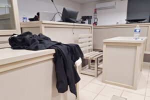 Avocats du barreau de Mayotte rassemblés devant le tribunal judiciaire pour protester contre le projet de réforme de la justice criminelle.