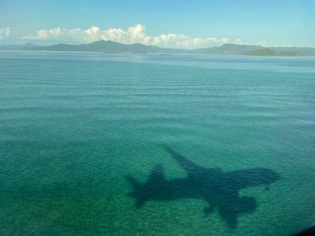 Avion de ligne au décollage illustrant la hausse du prix des billets entre l’Hexagone et les territoires d’Outre-mer.