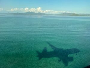 Avion de ligne au décollage illustrant la hausse du prix des billets entre l’Hexagone et les territoires d’Outre-mer.