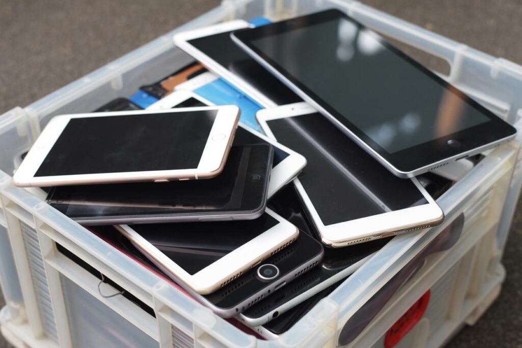Commerce du quartier de Tsararano après un braquage éclair au cours duquel trois individus masqués ont dérobé des téléphones et des tablettes.