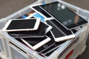 Commerce du quartier de Tsararano après un braquage éclair au cours duquel trois individus masqués ont dérobé des téléphones et des tablettes.