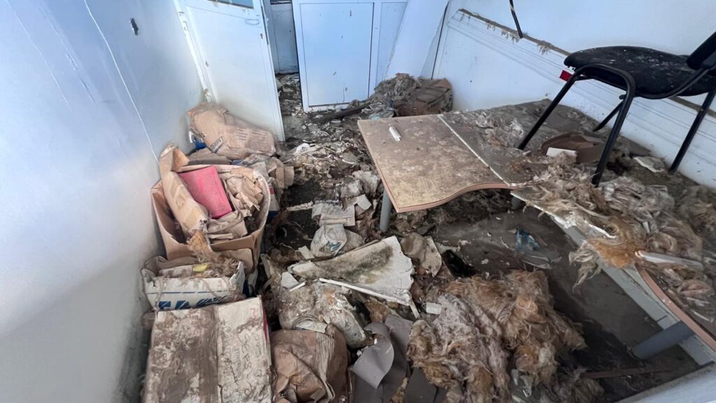 Locaux administratifs dégradés des services sociaux du Département de Mayotte, marqués par des infiltrations d’eau et des dommages après le cyclone Chido.
