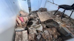 Locaux administratifs dégradés des services sociaux du Département de Mayotte, marqués par des infiltrations d’eau et des dommages après le cyclone Chido.