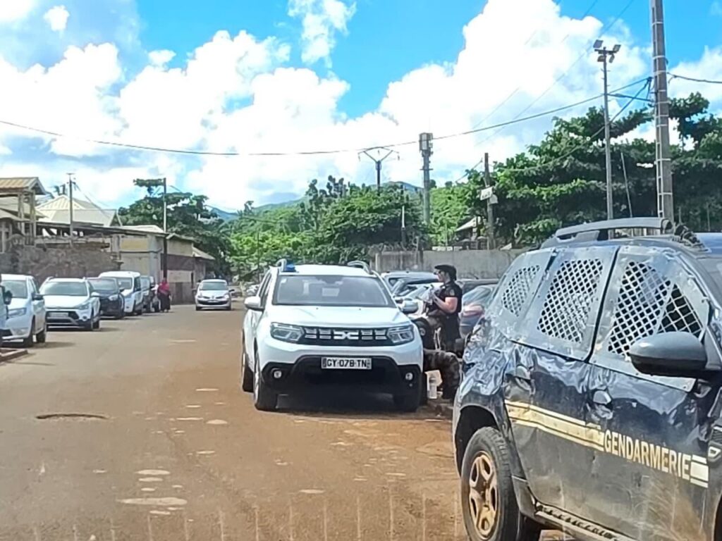 Élèves rassemblés devant le lycée du Nord après l’évacuation de l’établissement à la suite d’une coupure d’eau.