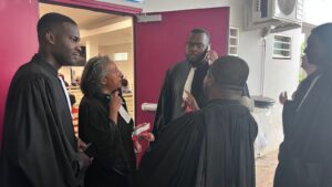 Avocats en robe devant un tribunal illustrant la grève du Barreau de Mayotte contre le projet de réforme de la justice criminelle.