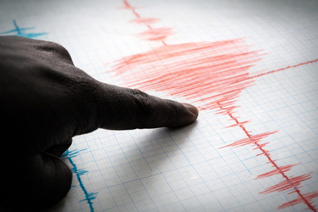 Carte ou visualisation de l’activité sismique au large de Mayotte montrant les séismes enregistrés en mars 2026, liés au volcan sous-marin Fani Maoré situé à l’est de Petite-Terre.