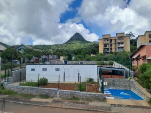 Accueil 102 Photo ou illustration de la future mini crèche de Tsimkoura, un espace accueillant pour les enfants, avec invitation à participer au choix du nom commençant par « Wana ».