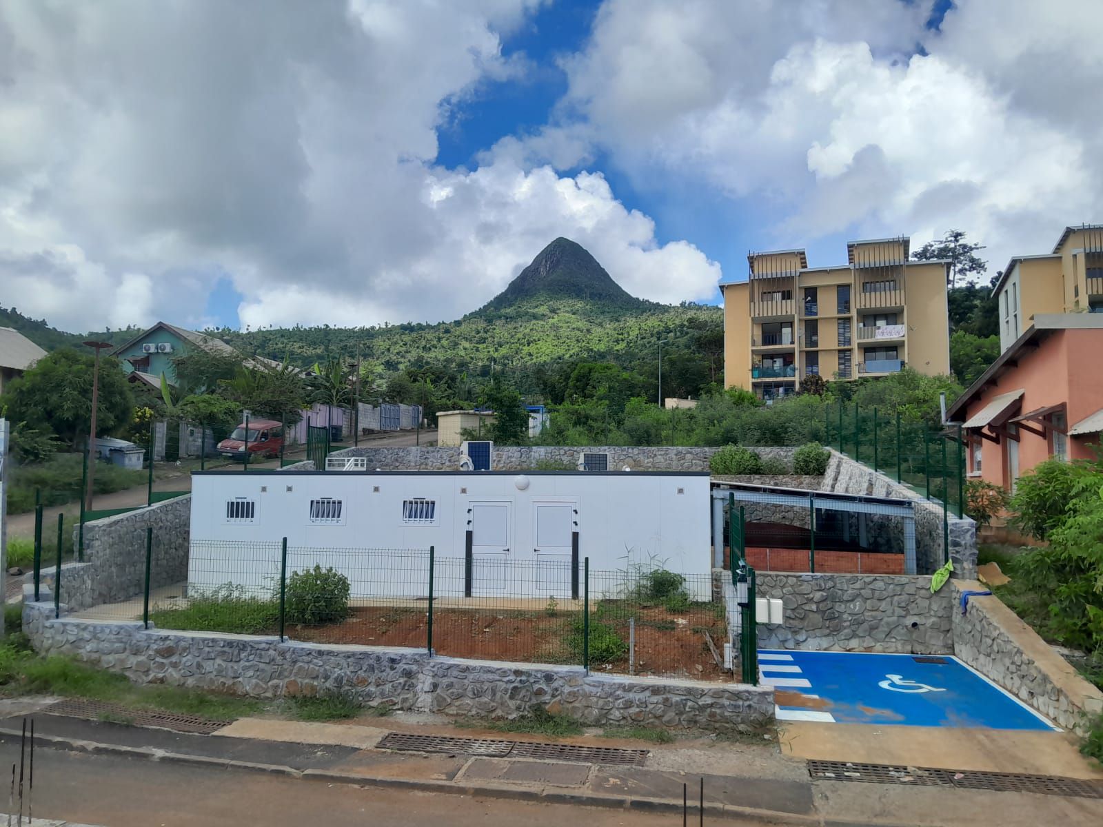 La crèche de Tsimkoura cherche son nom