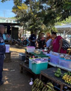 Accueil 21 Opération de contrôle menée par les autorités à Mamoudzou contre la vente à la sauvette, avec saisie de marchandises vendues sans autorisation sur la voie publique.