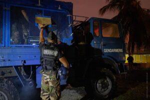 Intervention de gendarmes à Bandrélé à Mayotte après des violences nocturnes liées au Hamouro, avec obstacles incendiés sur la route et deux militaires blessés.