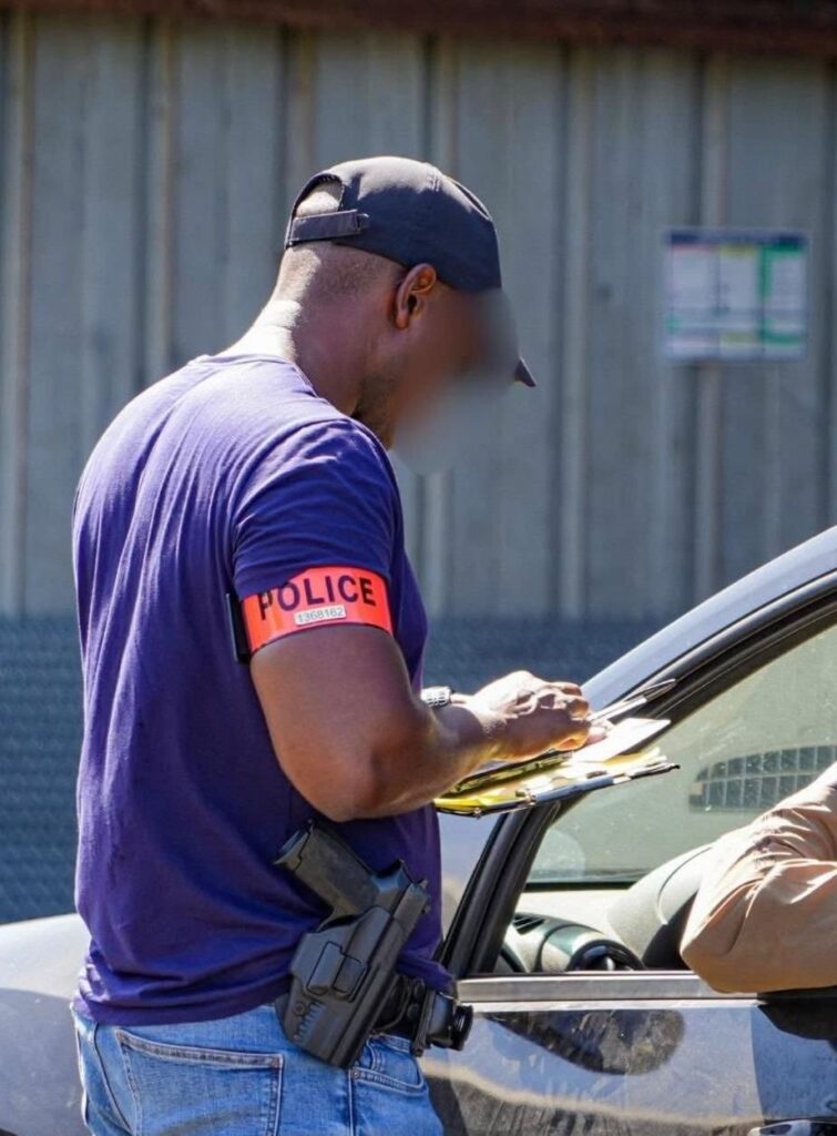 Opération de contrôle des autorités à Mamoudzou et Bandrélé à Mayotte contre l’économie informelle, avec vérifications de transports de personnes et inspection sanitaire d’un restaurant.