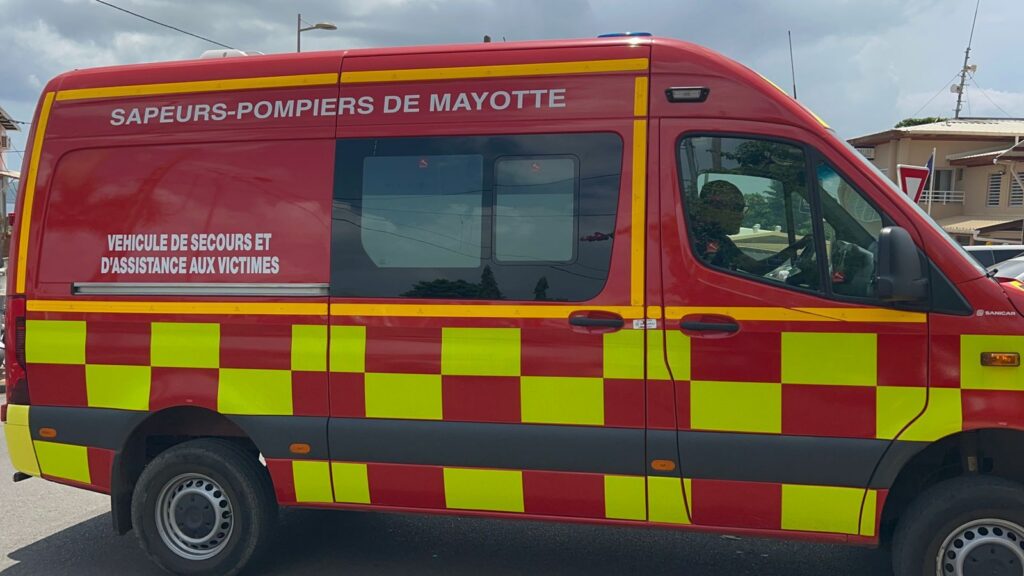 Agression d’un conducteur de scooter à Tsoundzou à Mayotte par deux individus cagoulés tentant de lui voler son deux-roues, victime blessée au bras et transportée à l’hôpital.
