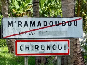 Intervention des forces de l’ordre à Chirongui à Mayotte après l’installation de barrages improvisés et des jets de projectiles dans la nuit, dispersion des individus à l’aide de grenades lacrymogènes.