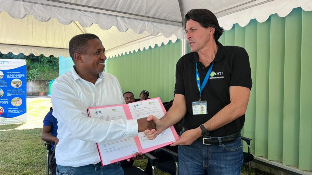 Installation de ruches sur les sites industriels d’EDM à Mayotte en partenariat avec la FMAE pour favoriser la biodiversité, former les salariés et protéger les abeilles pollinisatrices.
