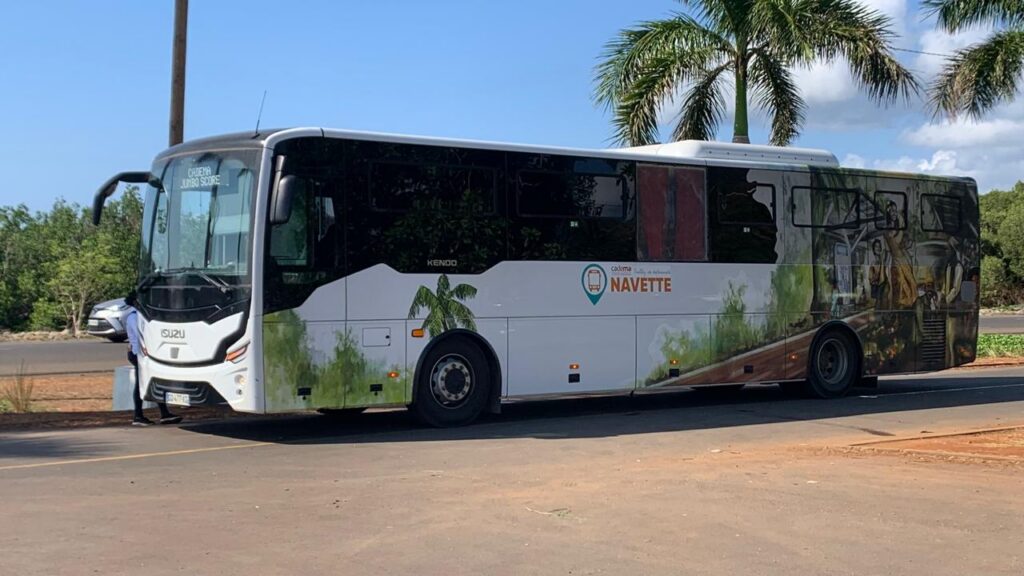 Mise en service complète du réseau de bus Caribus à Mayotte avec quatre lignes exploitées par la Cadema pour améliorer la mobilité quotidienne sur le territoire.