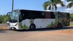 Mise en service complète du réseau de bus Caribus à Mayotte avec quatre lignes exploitées par la Cadema pour améliorer la mobilité quotidienne sur le territoire.