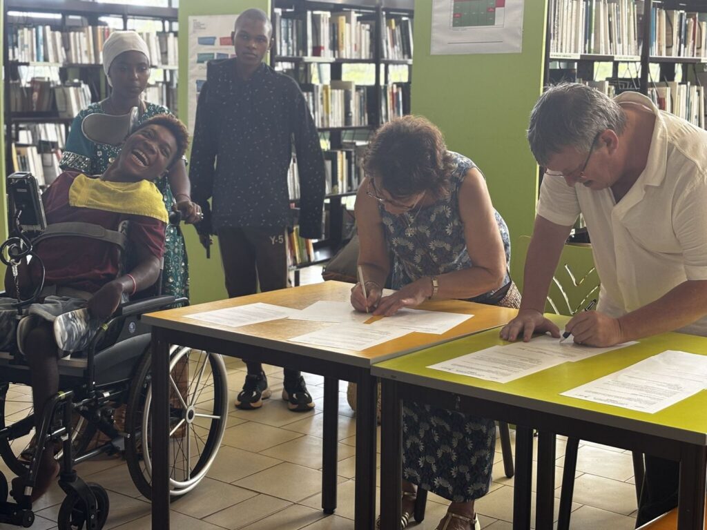 Convention pour l’inclusion scolaire à Mayotte entre le lycée de Dembéni et l’ALEFPA, permettant à un élève en situation de handicap de participer à un projet pédagogique et médiatique.