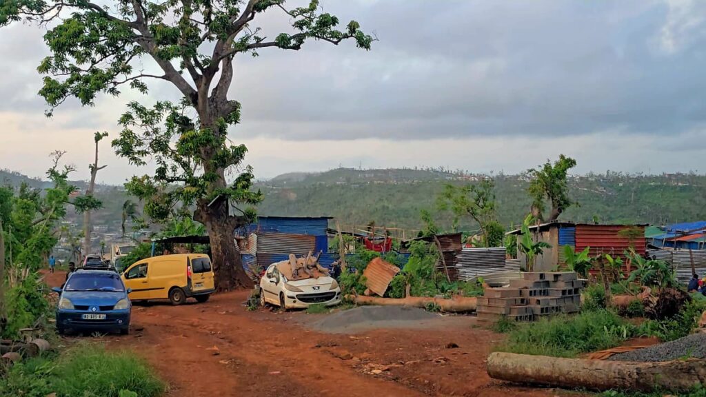Incendies de véhicules et d’un transformateur à Combani à Mayotte dans un contexte de tensions avant une opération de décasage, intervention des forces de l’ordre sous jets de projectiles.