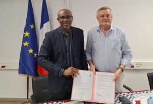 Accueil 15 Signature d’un contrat de 100 millions d’euros entre l’État et le Département de Mayotte pour financer les services publics essentiels comme l’aide sociale à l’enfance et les transports scolaires.