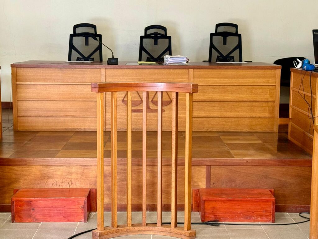 Report d’un procès aux assises à Mamoudzou à Mayotte en raison de la grève des avocats, avec maintien en détention de l’accusé dans une affaire criminelle.