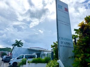 Report d’un procès aux assises à Mamoudzou à Mayotte en raison de la grève des avocats, impliquant une affaire d’agression violente survenue en 2023.