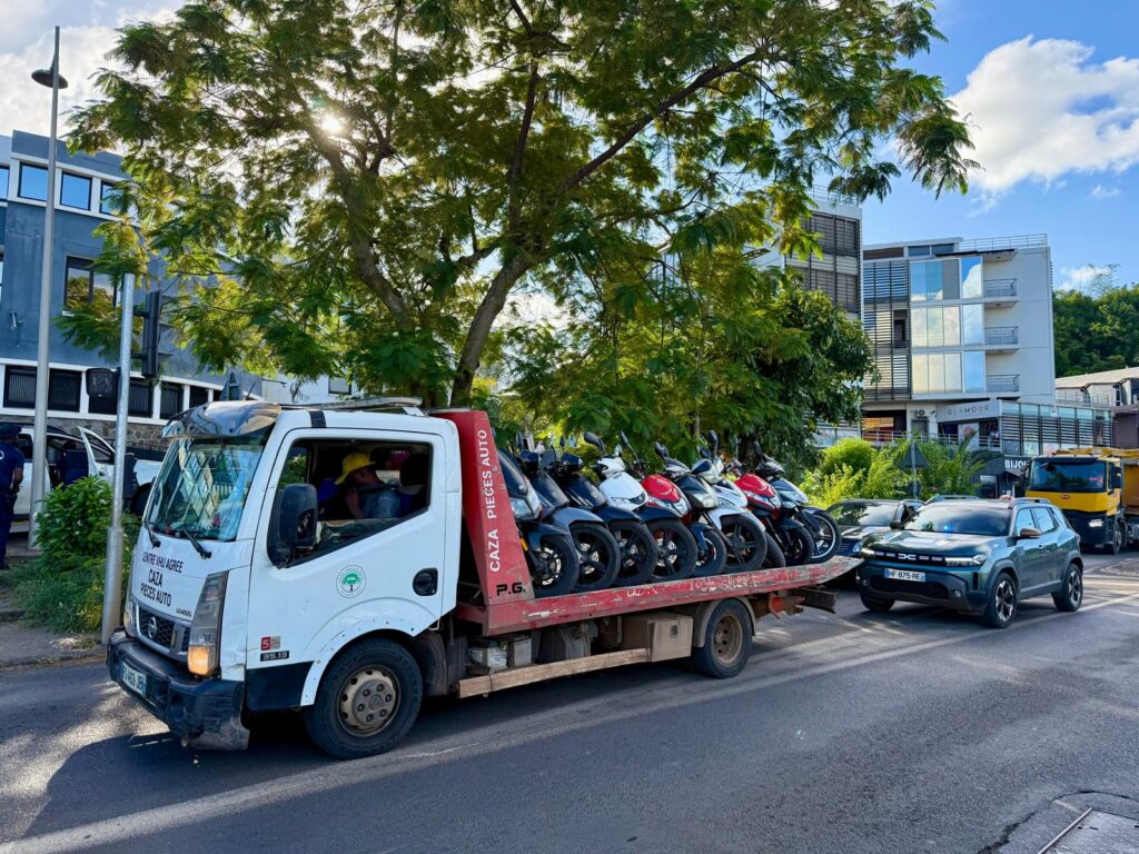 Opération de police à Mamoudzou à Mayotte contre les taxis mabawas avec contrôles de scooters, saisies de véhicules et interpellations pour infractions routières.