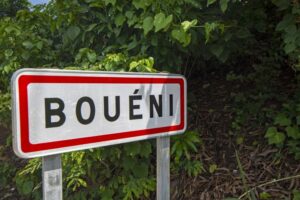 Enquête à Bouéni à Mayotte sur des procurations électorales falsifiées avec quatre personnes déférées au parquet dans un contexte de scrutin serré.