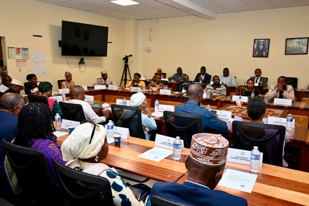 Réunion du conseil communautaire de la CAGNM à Mayotte lors de l’élection des 12 vice-présidents autour de la présidente Roukia Kassidi.