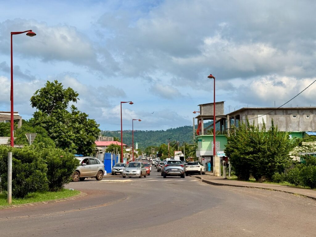 Tensions nocturnes au rond-point d’Iloni à Dembéni à Mayotte avec interventions des forces de l’ordre et perturbations de la circulation