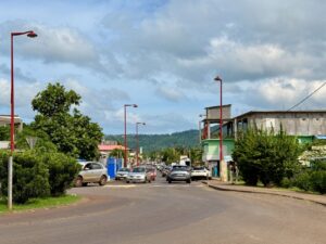 Tensions nocturnes au rond-point d’Iloni à Dembéni à Mayotte avec interventions des forces de l’ordre et perturbations de la circulation
