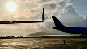 Vue aérienne du site de l'aérodrome de Bouyouni à Mayotte, illustrant le développement des infrastructures de transport et le projet d'extension aéroportuaire.