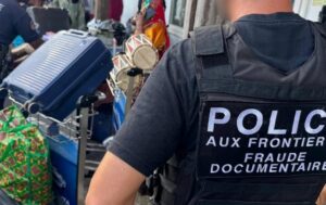 Contrôle de passagers et de bagages à la gare maritime de Dzaoudzi à Mayotte avec intervention des douanes et de la police aux frontières