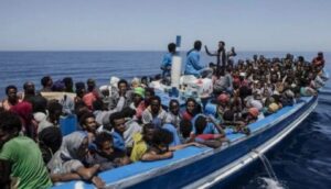 Traversée de migrants en kwassa-kwassa vers Mayotte illustrant les routes migratoires clandestines et les risques en mer dans l’océan Indien