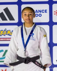Judokate mahoraise Thalia Audebert Zarkachy célébrant sa médaille d’argent aux championnats de France juniors de judo à Villebon-sur-Yvette