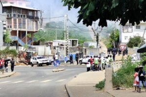 Opération de police à Vahibé à Mayotte avec gaz lacrymogènes et barrages routiers pour sécuriser la zone et protéger les élèves
