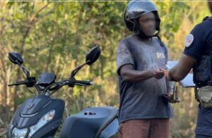 Contrôles routiers à Mayotte dans le cadre des opérations Kingya avec présence des forces de l’ordre et vérification des véhicules