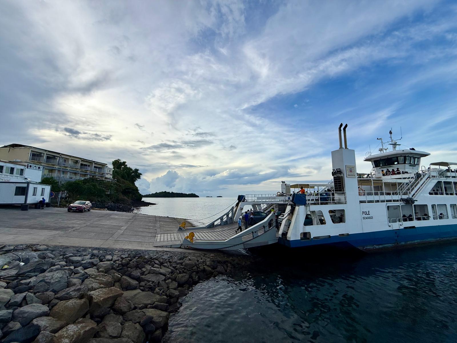 Altercation sur la barge à Dzaoudzi