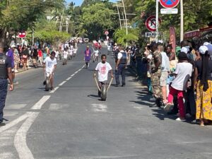Course de pneus à Mtsapéré à Mayotte avec participants dans les rues lors d’un événement sportif traditionnel et populaire